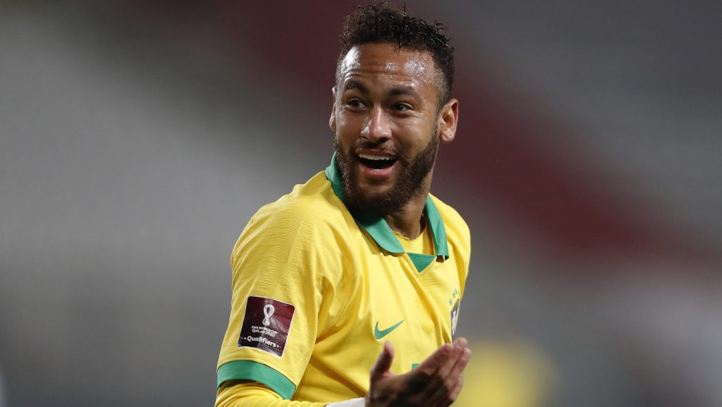 Alvo do Corinthians joga com Neymar - Foto: Paolo Aguilar-Pool/Getty Images.