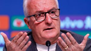 Dorival pediu um tempo para responder - Foto: Buda Mendes/Getty Images.