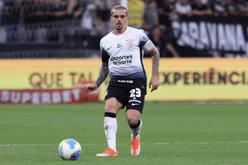 Foto: Marcello Zambrana/AGIF - Fagner não entrou em campo na partida entre Corinthians x Flamengo.