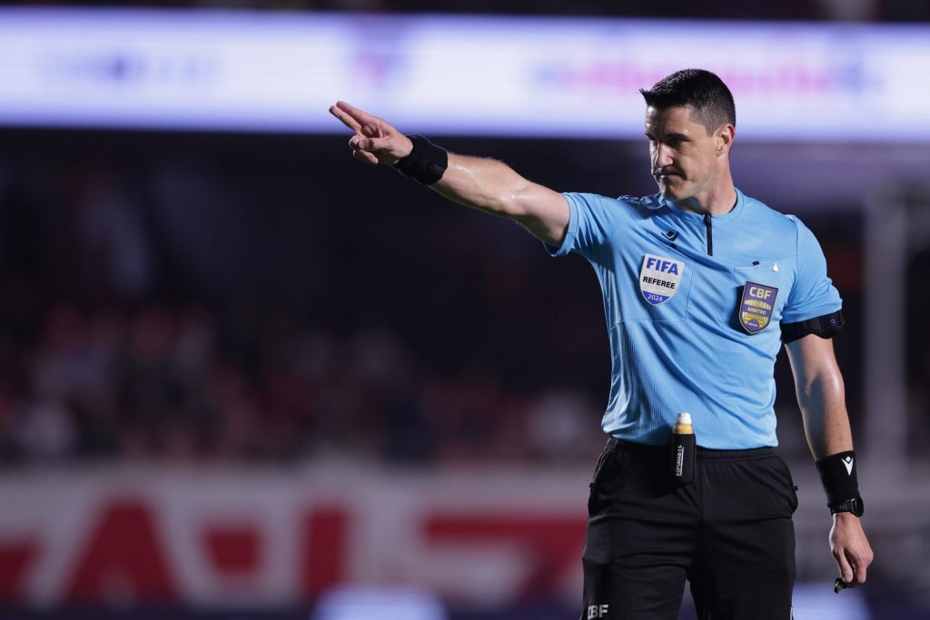 Klein teve atuação questionável - Foto: Ettore Chiereguini/AGIF.