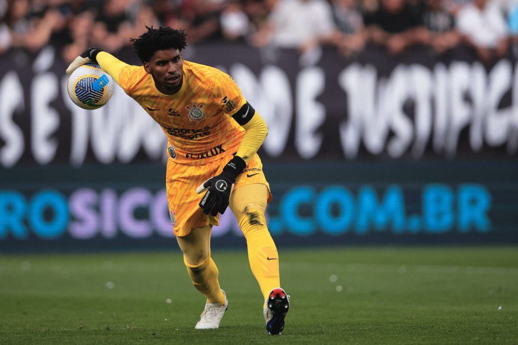 Hugo Souza fez nova boa partida pelo Corinthians - Foto: Ettore Chiereguini/AGIF.