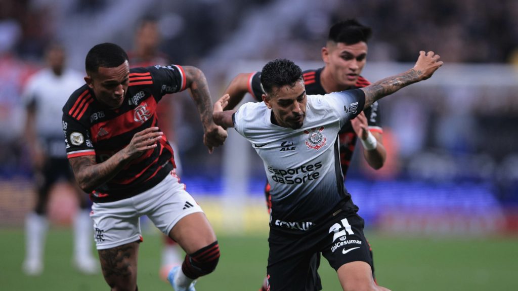 Foto: Ettore Chiereguini/AGIF - Vidente aponta resultado de Corinthians x Flamengo.