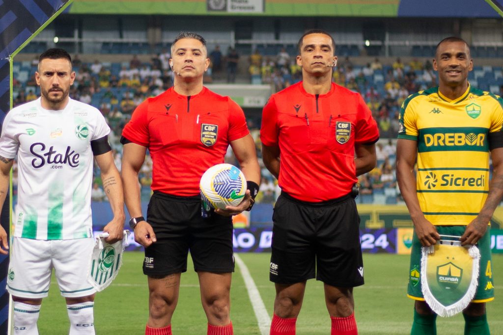 Arbitragem errou feio no jogo entre Cuiabá x Juventude - Foto: Gil Gomes/AGIF.