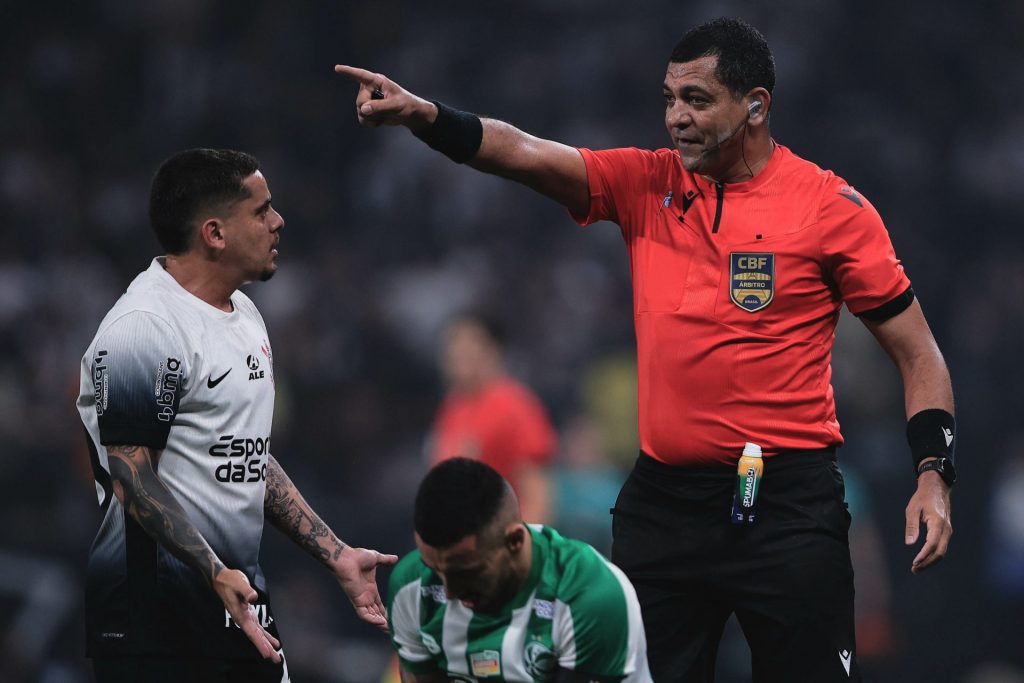 Timão reclamou muito da arbitragem - Foto: Ettore Chiereguini/AGIF.