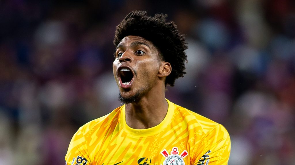 Foto: Pedro Chaves/AGIF - Hugo Souza é titular absoluto no Corinthians.