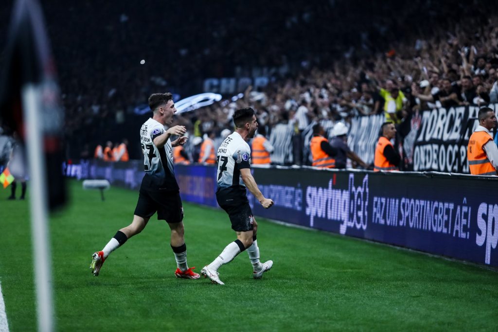 Meio-campista fez mais um gol pelo Timão - Foto: Marco Miatelo/AGIF.