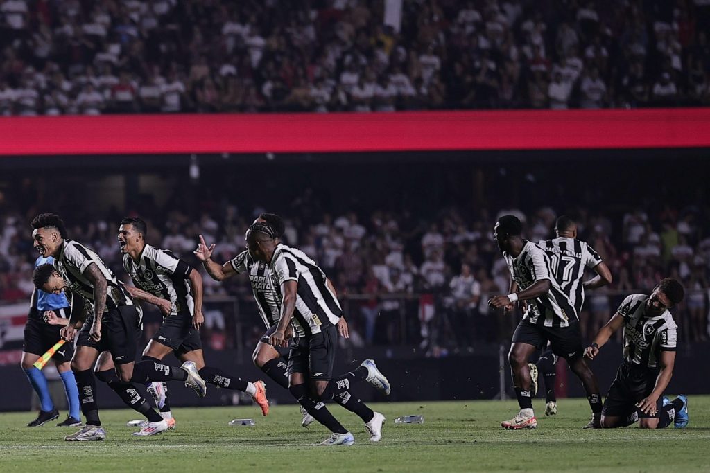 Rival do Corinthians perdeu nos pênaltis diante do Botafogo - Foto: Ettore Chiereguini/AGIF.