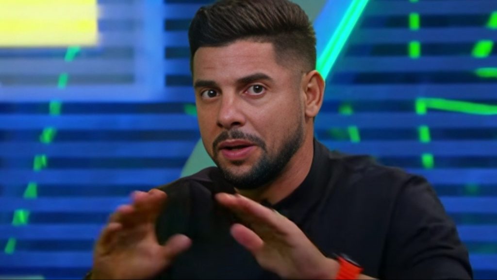 Foto: Reprodução/SBT - Cicinho fez um comentário sobre Corinthians x Sport.