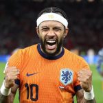 Foto: Alex Pantling - UEFA/UEFA via Getty Images - Depay, do Corinthians, será titular.