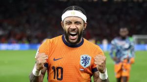 Foto: Alex Pantling - UEFA/UEFA via Getty Images - Depay, do Corinthians, será titular.