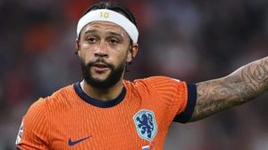 Foto: Stu Forster / Getty Images - Depay não vai jogar na Copa do Brasil.