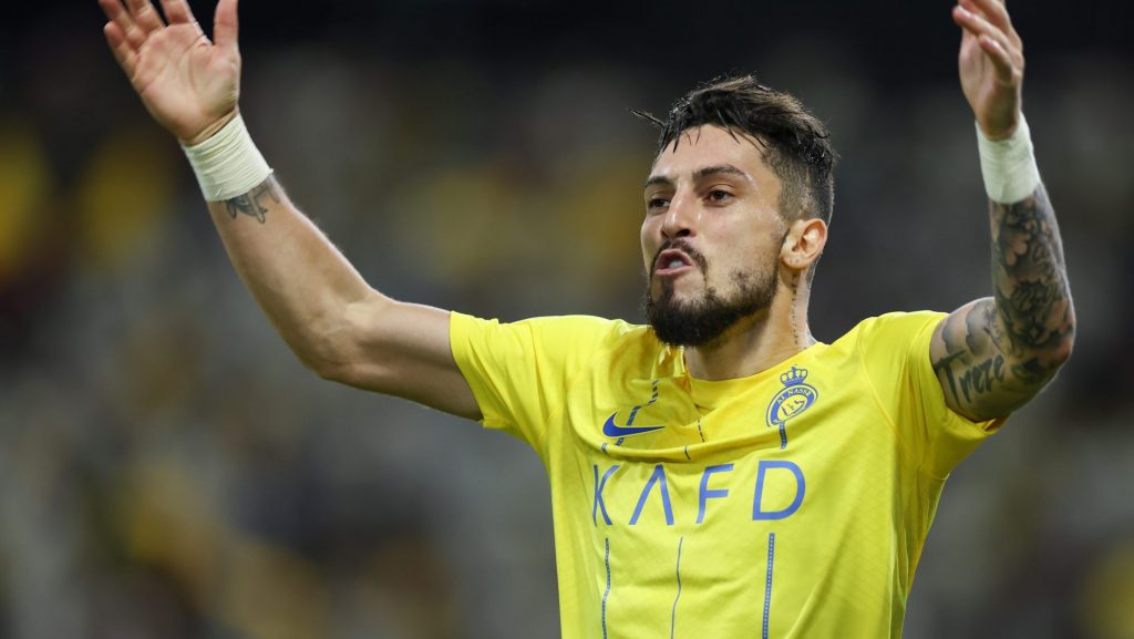 Alex Telles entrou na mira do Corinthians - Foto: Yasser Bakhsh/Getty Images.