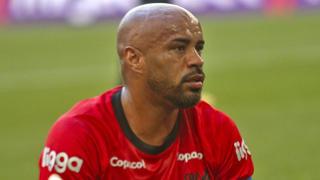 Zagueiro elogiou o jogador do Corinthians - Foto: Gabriel Machado/AGIF.