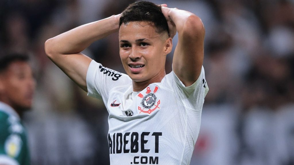 Matheus ainda não renovou com o Corinthians - Foto: Ettore Chiereguini/AGIF.