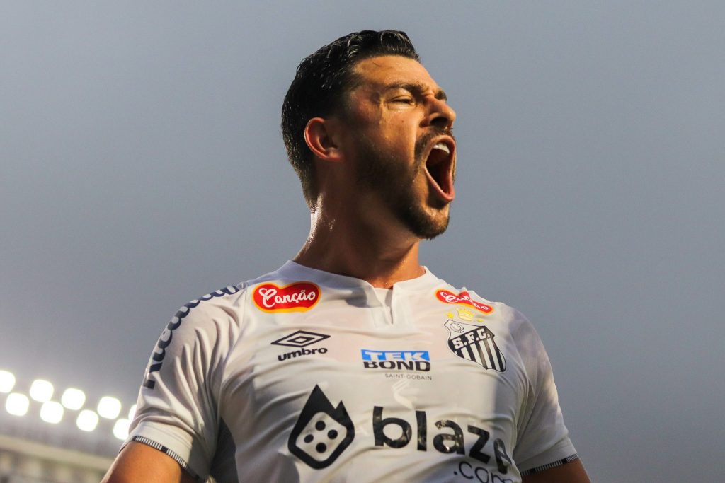 Giuliano, ex-Corinthians, vive grande fase no Santos - Foto: Reinaldo Campos/AGIF.