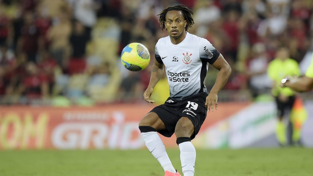 Carrillo entrou e mudou o jogo - Foto: Alexandre Loureiro/AGIF.