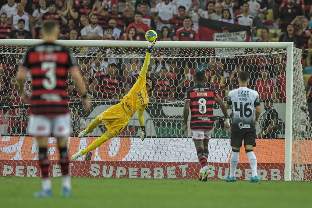 Hugo Souza teve atuação espetacular - Foto: Thiago Ribeiro/AGIF.