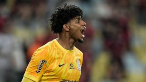 Foto: Thiago Ribeiro/AGIF - Hugo Souza admitiu a atuação fraca do Corinthians.