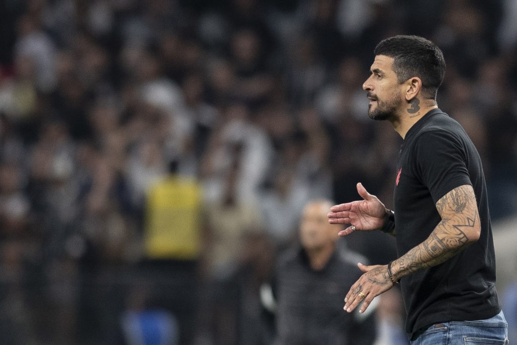 Lucho alegou erros de arbitragem - Lucho vê erros a favor do Corinthians - Foto: Robson Mafra/AGIF.
