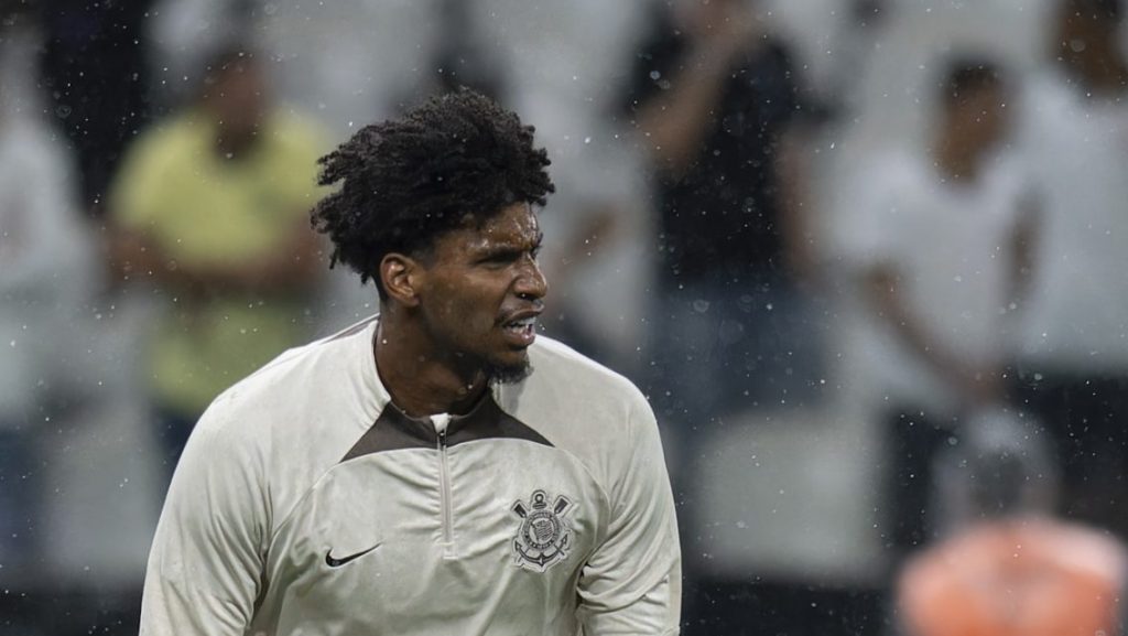Foto: Anderson Romão/AGIF - Hugo Souza ainda tem futuro indefinido.