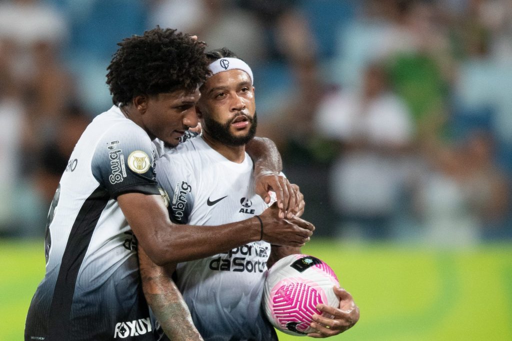Talles Magno destaca parceria com Depay em entrevista.