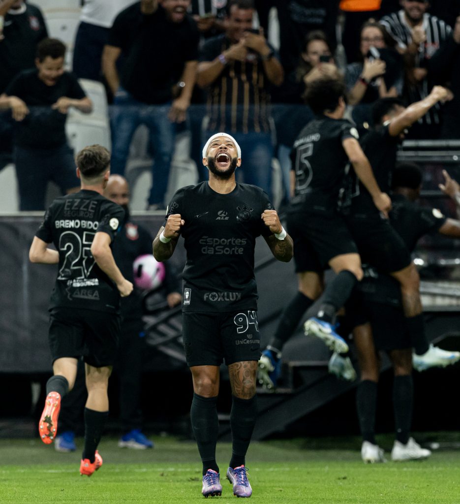 Foto: Rodrigo Coca - Depay 'soltou a voz' no Corinthians.