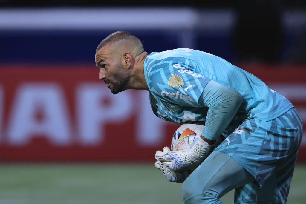 Weverton falhou em mais um clássico - Yuri Alberto venceu na corrida e fez o gol - Foto: Marcello Zambrana/AGIF.