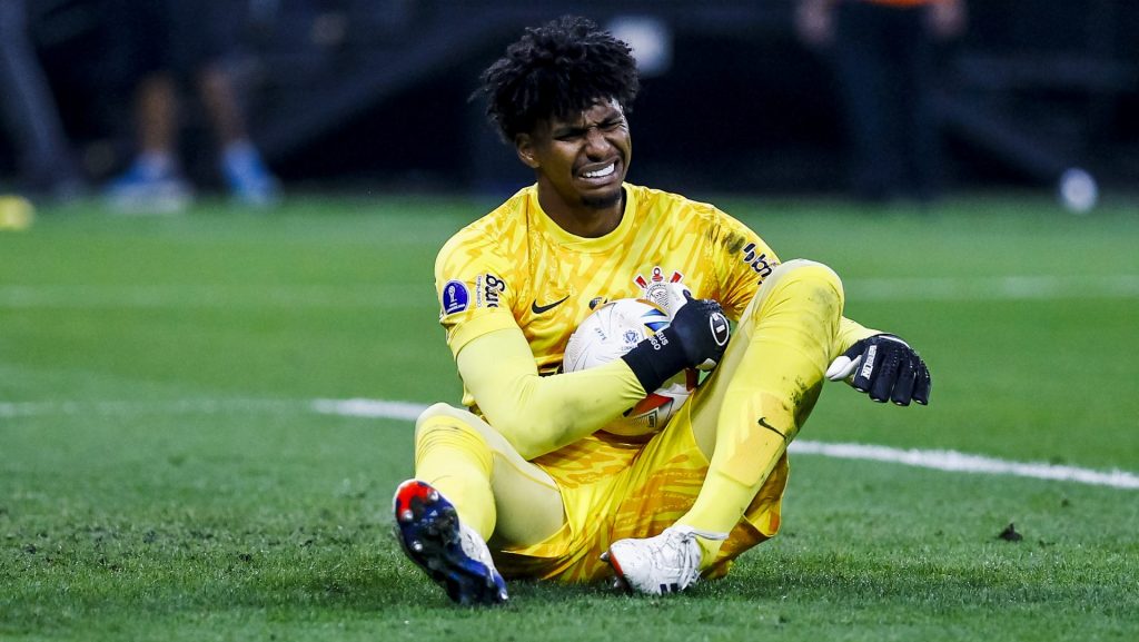 Hugo Souza quer permanecer no Corinthians - Foto: Marco Miatelo/AGIF.