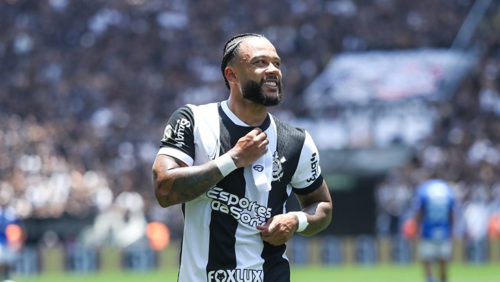 Foto: Marco Miatelo/AGIF - Depay fez o primeiro gol do Corinthians contra o Cruzeiro.