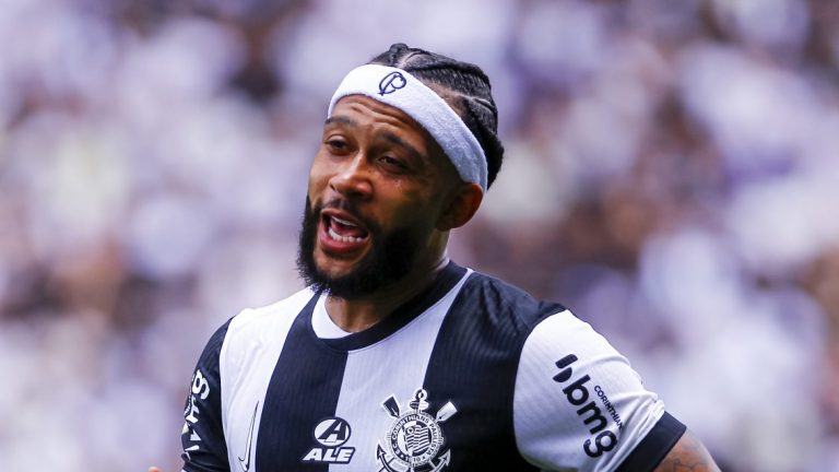 Foto: Marco Miatelo/AGIF - Memphis Depay vem sendo destaque no Corinthians.