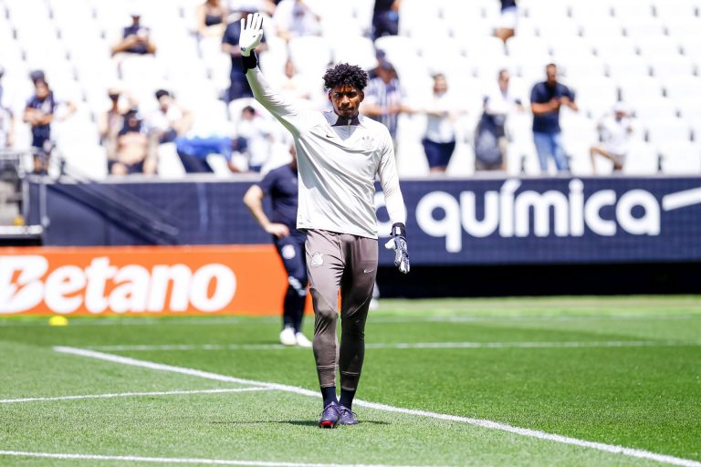 Foto: Marco Miatelo/AGIF - Hugo Souza no Corinthians tem novidade de Fabinho Soldado.