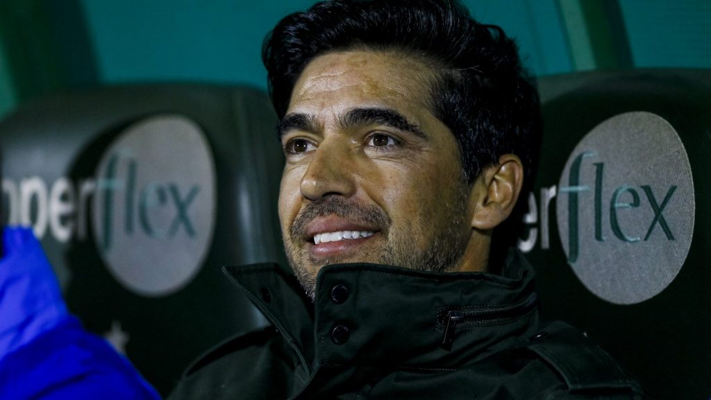 Corinthians foi lembrado por Abel Ferreira em coletiva - Foto: Marco Miatelo/AGIF.