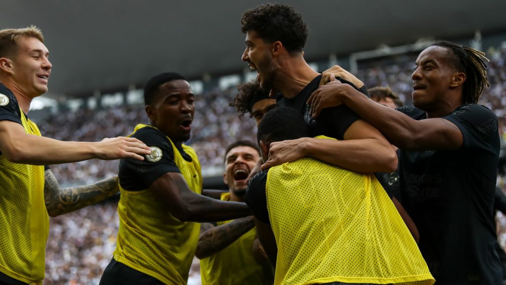 Zagueiro do Corinthians teve atitude reprovada - Foto: Marco Miatelo/AGIF.