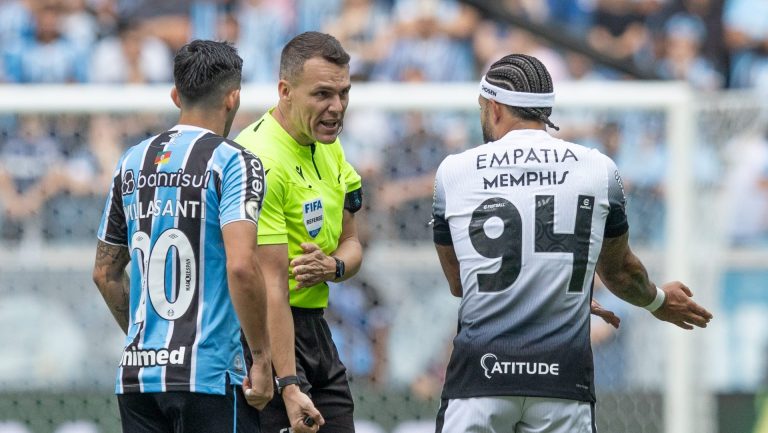 Alvinegro venceu o Grêmio por 3 a 0 - Foto: Liamara Polli/AGIF.