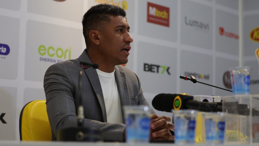 Paulinho falou sobre erros a favor do Corinthians - Foto: Pedro Zacchi/AGIF.