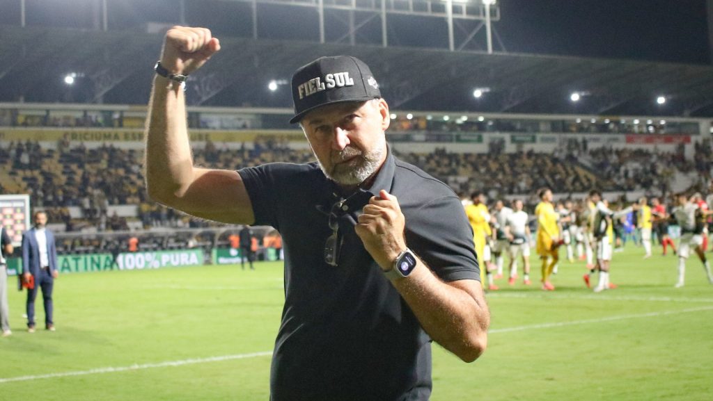Foto: Leonardo Hubbe/AGIF - Augusto Melo pediu ajuda dos torcedores.