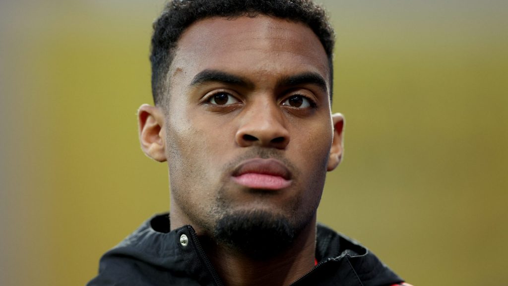 Gravenberch tenta acompanhar o Corinthians - Foto: Dean Mouhtaropoulos/Getty Images.