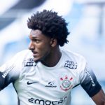 Foto: Rodrigo Coca/Ag. Corinthians - Fabinho tenta resolver situação de Talles Magno.