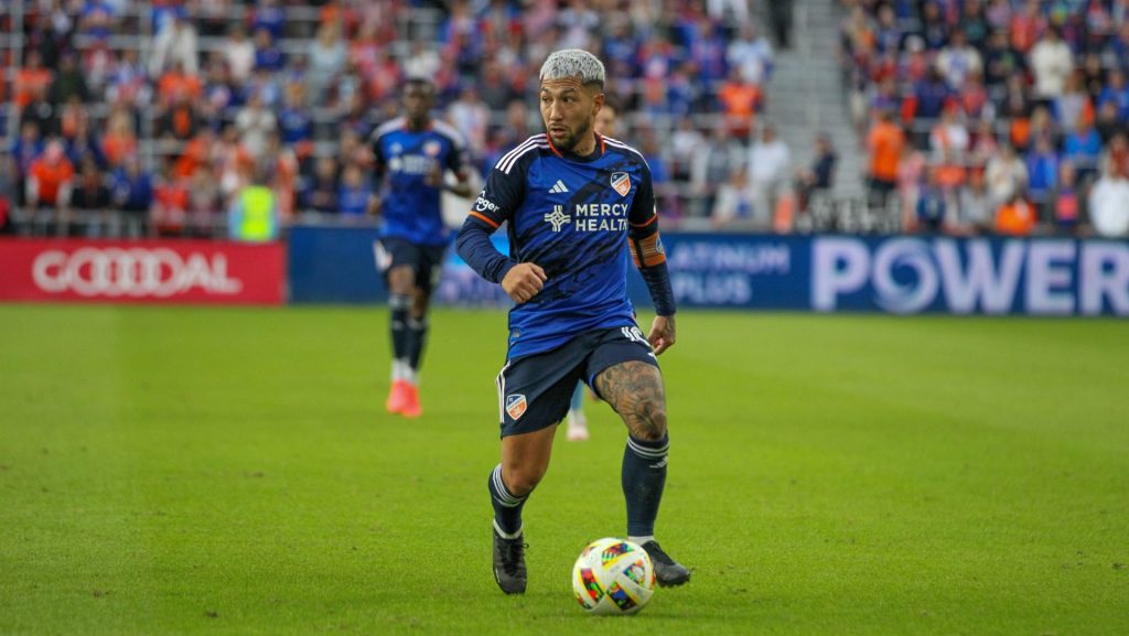 Luciano Acosta pode jogar pelo Timão – Foto: IMAGO/NurPhoto.