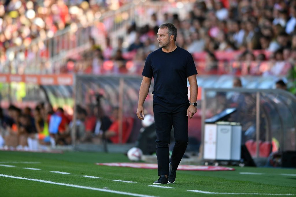 Foto: IMAGO / Sergio Ros - Hansi Flick pode atrapalhar os planos do Corinthians.