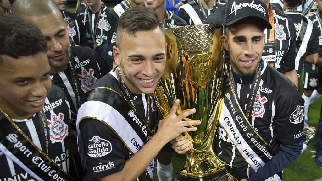 Gabriel e Maicon comemorando título pelo Timão em 2027. Foto: Daniel Vorley/AGIF