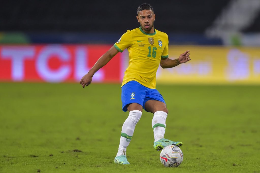 Foto: Thiago Ribeiro/AGIF - Renan Lodi virou assunto no Corinthians.