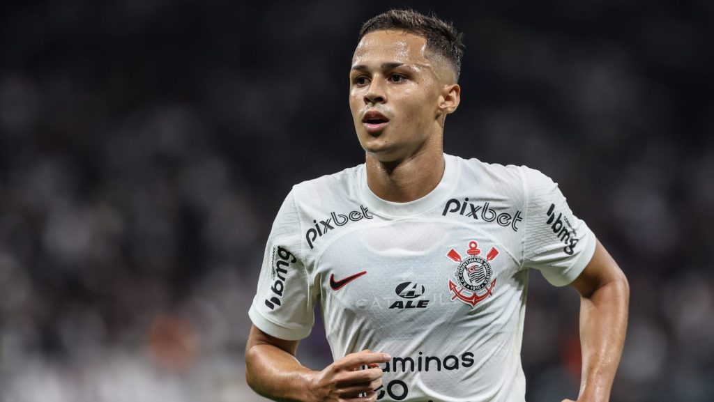 Foto: Marcello Zambrana/AGIF - Matheus Araújo deixou o Corinthians após o fim de seu contrato.