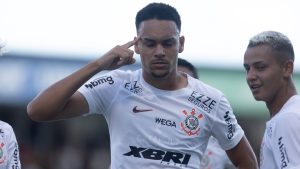 Foto: Leonardo Lima/AGIF - João Pedro pode ter ganho a vaga entre os titulares do Timão.
