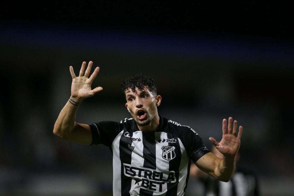 Rafael Ramos foi bem pelo Ceará em 2024 - Foto: Marlon Costa/AGIF.