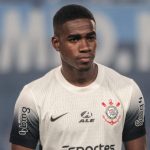 Félix Torres foi "sacado" do time titular - Foto: Robson Mafra/AGIF.