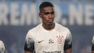 Félix Torres foi "sacado" do time titular - Foto: Robson Mafra/AGIF.