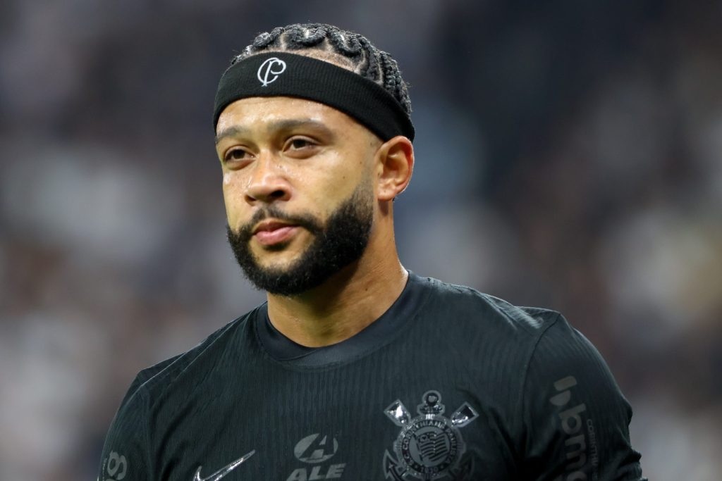 Memphis Depay em partida pelo Timão. Foto: AGIF