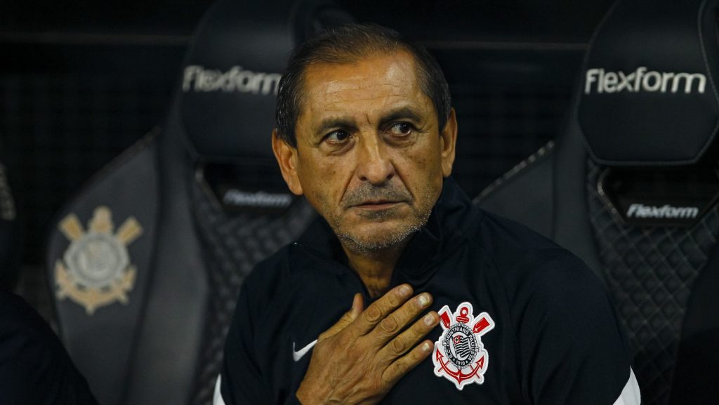 Foto: Marco Miatelo/AGIF - Ramón Díaz deve manter apenas Hugo Souza entre os titulares.