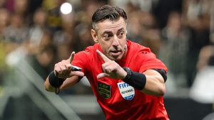Claus tem histórico de polêmicas contra o Corinthians - Foto: Gilson Lobo/AGIF.